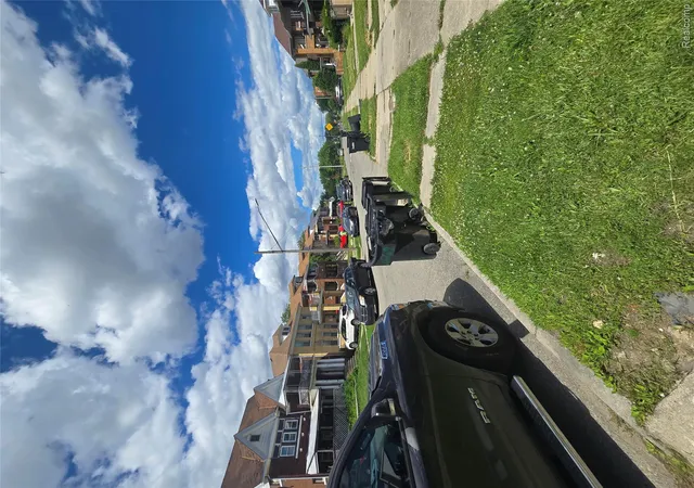 Listing Photo 4 - Condo for sale in building located at 2669 Pasadena St, Detroit, MI 48238