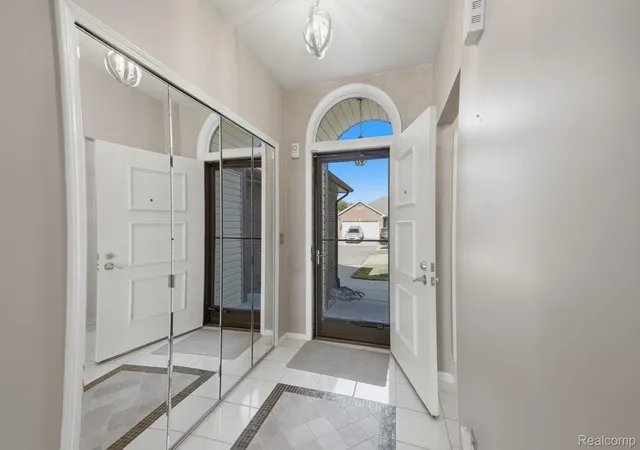 Listing Photo 5 - Condo for sale in building located at 36464 Perfecta Ct, Clinton Township, MI 48035 1017