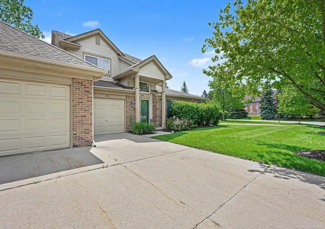 3rd image of 111 S Vista Dr, Auburn Hills, MI 48326 | MLS# 58050215037