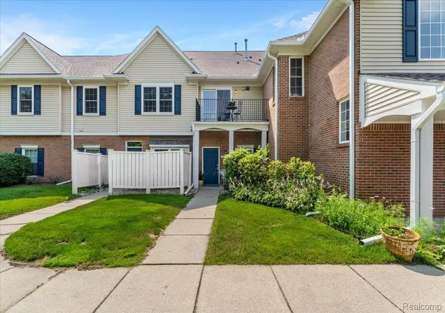 Photo 1 of Sale Pending at 2929 Cottonwood Dr, Waterford, MI 48328 | MLS# 20261054706 | Listing updated on 2026-09-08