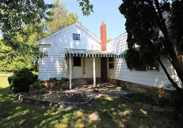 Photo 1 of Single family home for sale at 825 E River Rd, Flushing, MI 48433 | MLS# 5050215048 | Listing updated on 2026-08-31