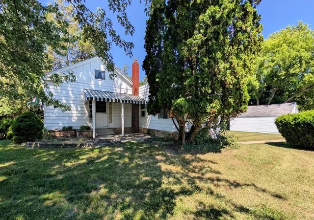 Photo 3 of Single family home for sale at 825 E River Rd, Flushing, MI 48433 | MLS# 5050215048 | Listing updated on 2026-08-31