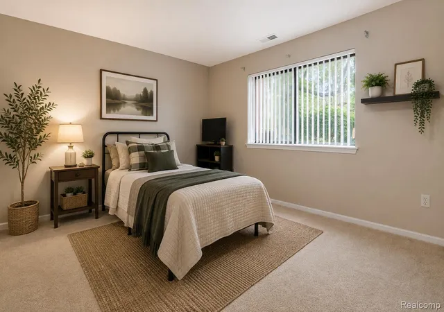 2nd image of 33587 Pondview Cir, Livonia, MI 48152