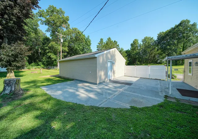 Photo 2 of Single family home for sale at 5445 Sharon Dr, Jackson, MI 49203 | MLS# 55026036307 | Listing updated on 2026-08-31