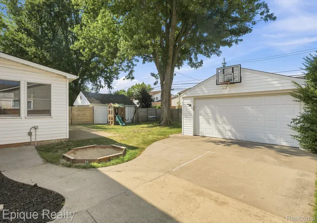 2nd image of 1206 Hawthorne Rd, Grosse Pointe Woods, MI 48236 | MLS# 20261054807
