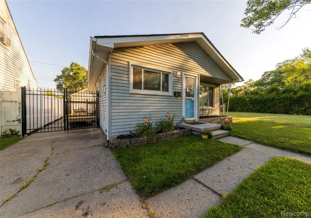 3rd image of 20743 Powers Ave, Dearborn Heights, MI 48125 | MLS# 20261054819