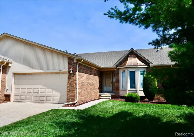 Listing Photo 1 - Condo for sale in building located at 19017 Marisa Dr, Clinton Township, MI 48038