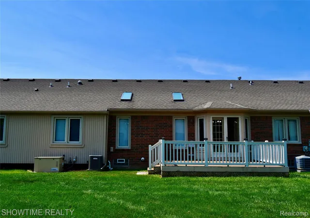Listing Photo 3 - Condo for sale in building located at 19017 Marisa Dr, Clinton Township, MI 48038