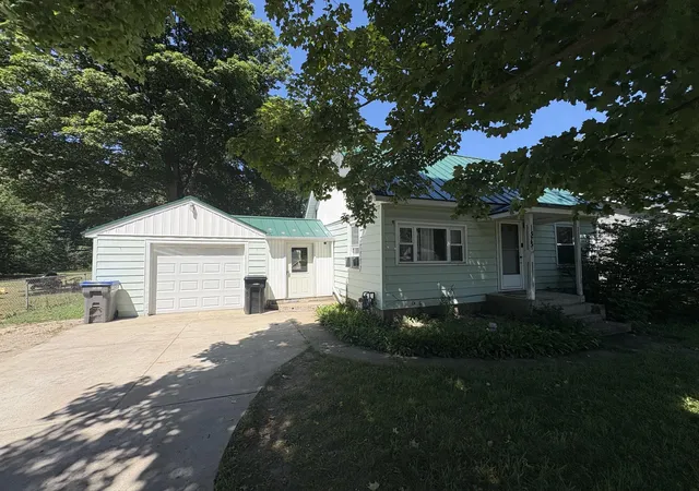Photo 2 of Single family home for sale at 575 S Wolf Lake Rd, Egelston Township Muskegon, MI 49442 | MLS# 67026036403 | Listing updated on 2026-09-02