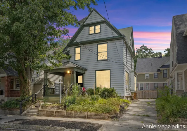 Photo 1 of Single family home for sale at 262 Hollister Ave Se, Grand Rapids, MI 49506 | MLS# 65026036421 | Listing updated on 2026-09-30