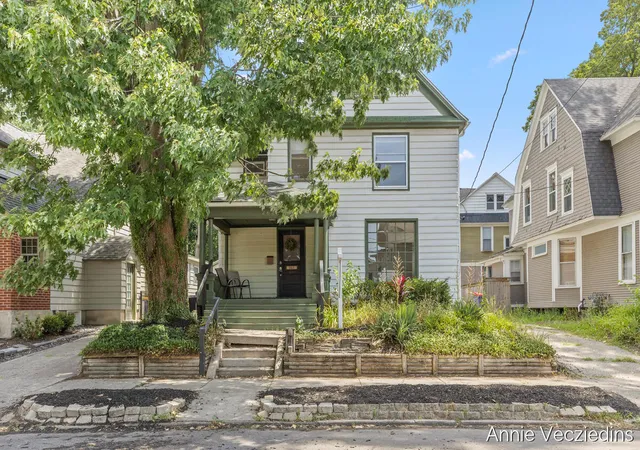 Photo 1 of Single family home for sale at 262 Hollister Ave Se, Grand Rapids, MI 49506 | MLS# 65026036421 | Listing updated on 2026-09-04