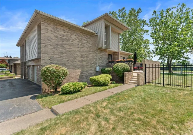 Photo 3 of House for sale at 1100 Saint Aubin Pl, Detroit, MI 48207 | MLS# 81026036418 | Listing updated on 2026-10-06