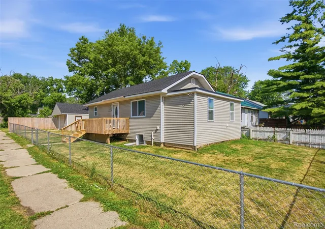 Photo 3 of Single family home for sale at 84 W End Ave, Waterford, MI 48328 | MLS# 20261054909 | Listing updated on 2026-09-18