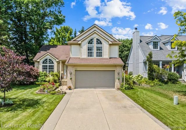 Photo 1 of Sale Pending at 321 Forestview Dr, Waterford, MI 48327 | MLS# 20261055020 | Listing updated on 2026-07-26