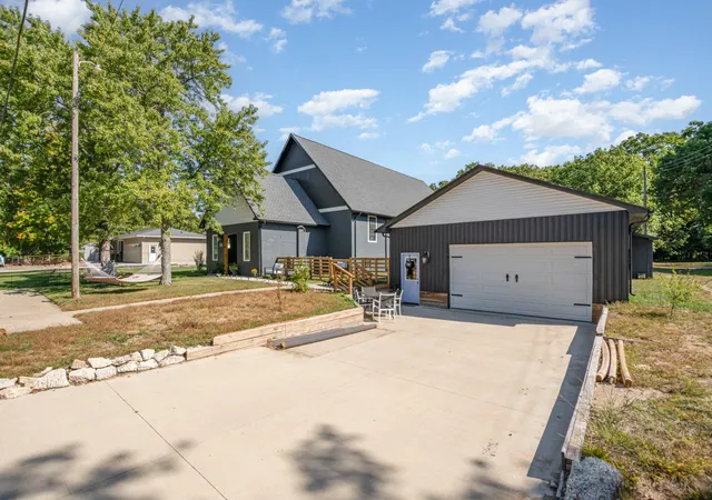 Photo 2 of Single family home for sale at 1342 S Parkway St, Muskegon, MI 49442 | MLS# 71026036552 | Listing updated on 2026-07-16