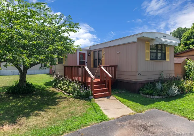 3rd image of 351 N Squirrel Road #252, Auburn Hills, MI 48326 | MLS# 20261055031