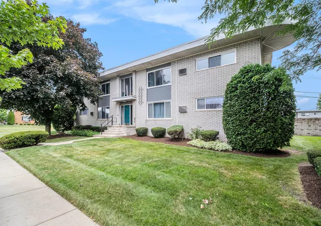 Listing Photo 3 - Condo for sale in building located at 4910 Briarwood Ave, Royal Oak, MI 48073 - Unit #A3