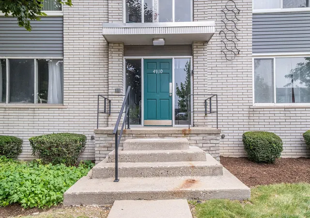 Listing Photo 4 - Condo for sale in building located at 4910 Briarwood Ave, Royal Oak, MI 48073 - Unit #A3