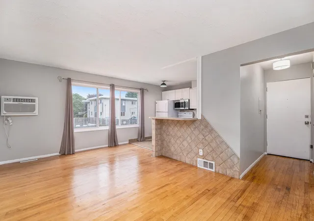 Listing Photo 5 - Condo for sale in building located at 4910 Briarwood Ave, Royal Oak, MI 48073 - Unit #A3