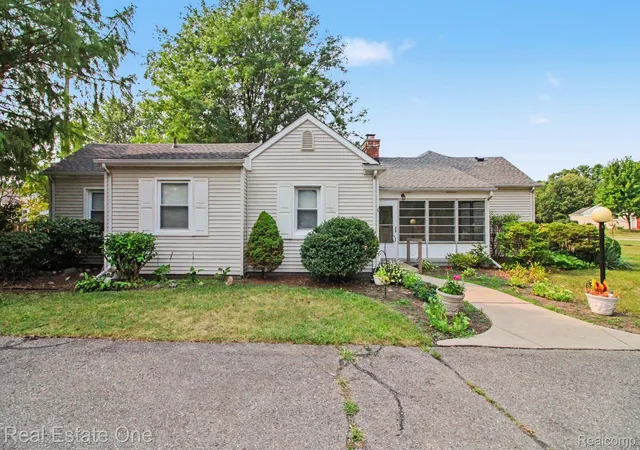 Photo 2 of Single family home for sale at 9116 Hix Rd, Livonia, MI 48150 | MLS# 20261055106 | Listing updated on 2026-09-19