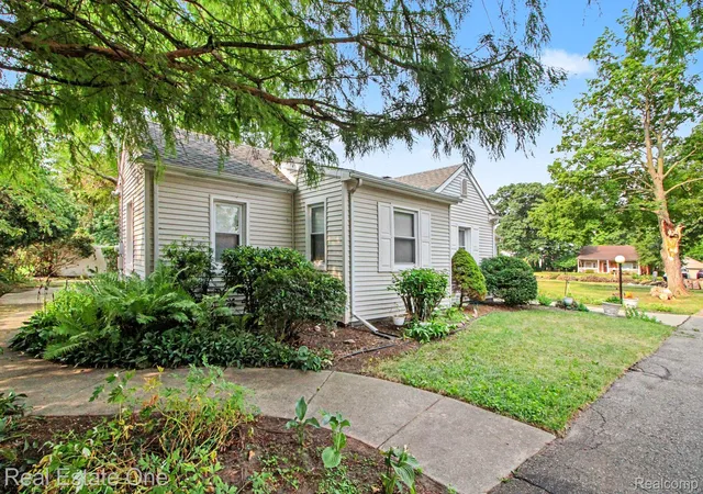Photo 3 of Single family home for sale at 9116 Hix Rd, Livonia, MI 48150 | MLS# 20261055106 | Listing updated on 2026-09-19