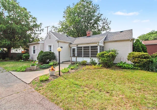 Photo 3 of Single family home for sale at 9116 Hix Rd, Livonia, MI 48150 | MLS# 20261055106 | Listing updated on 2026-09-19
