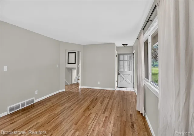Photo 4 of Single family home for sale at 7176 Perry Lake Rd, Clarkston, MI 48346 | MLS# 20261055118 | Listing updated on 2026-10-09