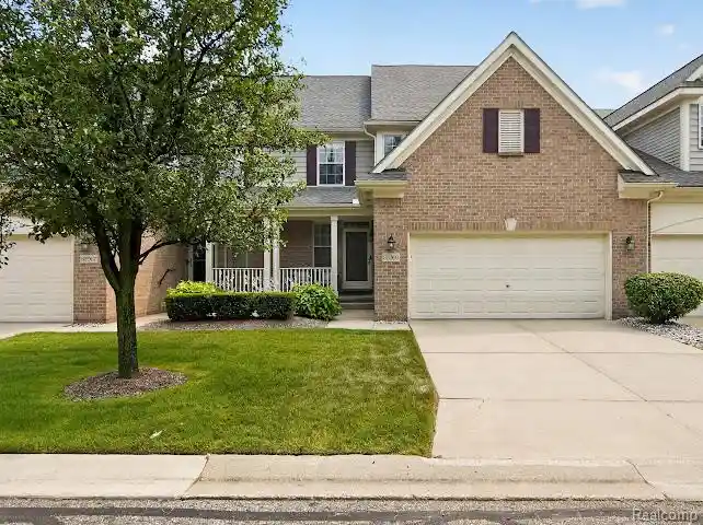 Listing Photo 1 - Condo for sale in 32969 Brookside Cir located at 32969 Brookside Cir, Livonia, MI 48152 - Unit #18