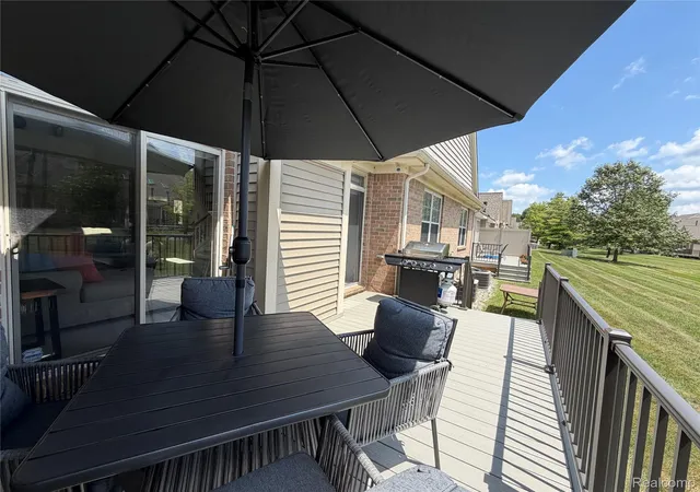 Listing Photo 5 - Condo for sale in building located at 32969 Brookside Cir, Livonia, MI 48152 - Unit #18