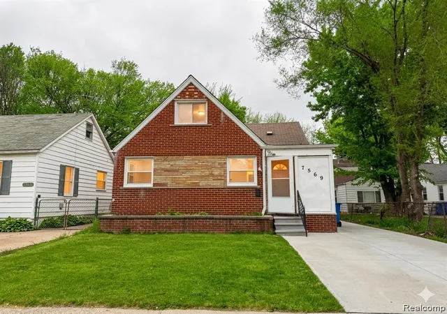 Photo 2 of Single family home for sale at 7569 Westminster Ave, Warren, MI 48091 | MLS# 20261055155 | Listing updated on 2026-08-14