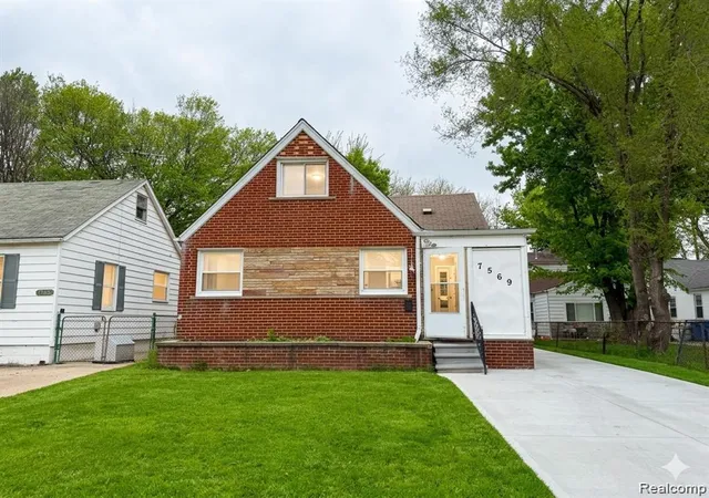 Photo 3 of Single family home for sale at 7569 Westminster Ave, Warren, MI 48091 | MLS# 20261055155 | Listing updated on 2026-08-14