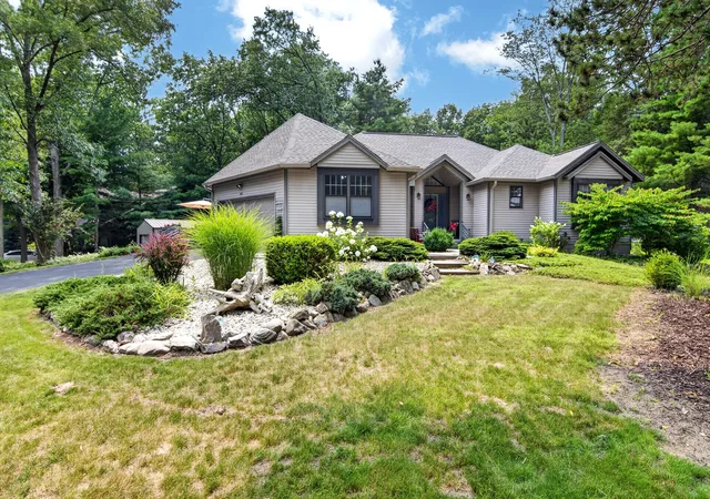 3rd image of 416 N Rush St, Pentwater, MI 49449 | MLS# 67026036673