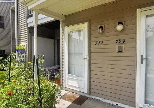 Listing Photo 4 - Condo for sale in building located at 777 Clubhouse Dr, Ypsilanti, MI 48197 4888 - Unit #2