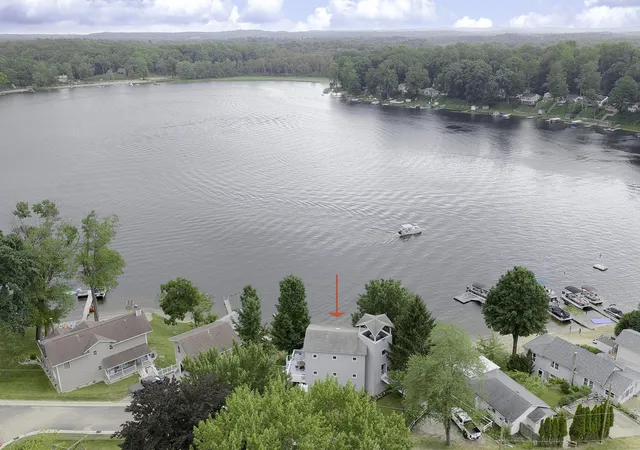 Photo 2 of Single family home for sale at 15657 Lakeview Dr, Buchanan Township Berrien, MI 49107 | MLS# 69026036743 | Listing updated on 2026-09-14
