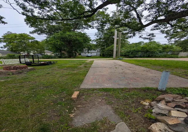 Photo 2 of Single family home for sale at 3021 Hoyt St, Muskegon, MI 49444 | MLS# 65026036746 | Listing updated on 2026-09-15
