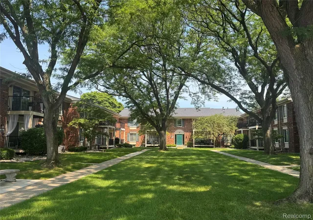 Listing Photo 2 - Condo for sale in building located at 12050 15 Mile Rd, Sterling Heights, MI 48312 - Unit #31