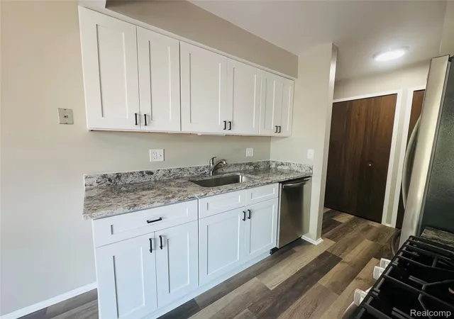 Listing Photo 4 - Condo for sale in building located at 12050 15 Mile Rd, Sterling Heights, MI 48312 - Unit #31