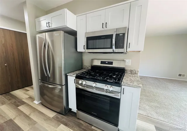 Listing Photo 5 - Condo for sale in building located at 12050 15 Mile Rd, Sterling Heights, MI 48312 - Unit #31