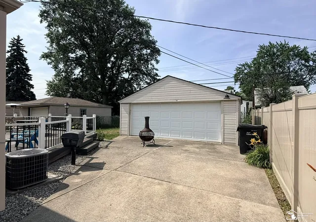 Photo 1 of Sale Pending at 14601 Arlington St, Allen Park, MI 48101 | MLS# 57050215277 | Listing updated on 2026-08-31