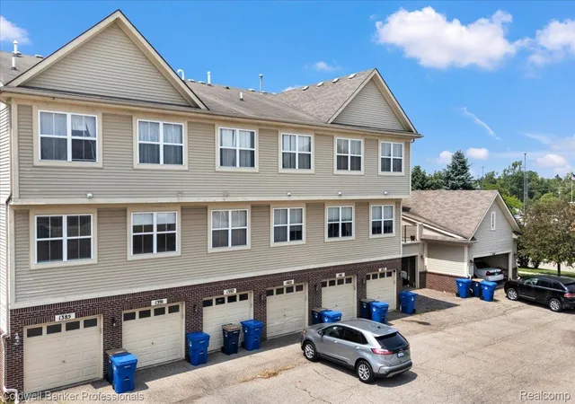 Photo 4 of Condo for sale at 1385 Parkcrest Dr, Waterford, MI 48327 | MLS# 20261055274 | Listing updated on 2026-09-10