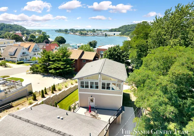 Photo 4 of Single family home for sale at 215 S 1st Street, Grand Haven, MI 49417 | MLS# 71026036764 | Listing updated on 2026-08-11