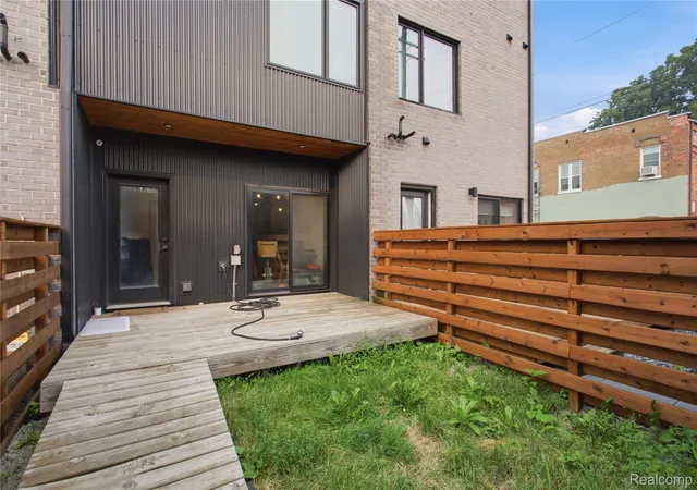 Listing Photo 2 - Condo for sale in building located at 3305 Cochrane St, Detroit, MI 48208