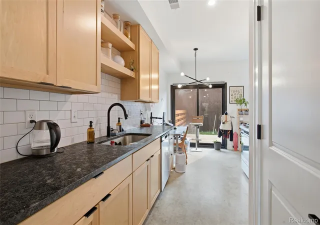 Listing Photo 5 - Condo for sale in building located at 3305 Cochrane St, Detroit, MI 48208