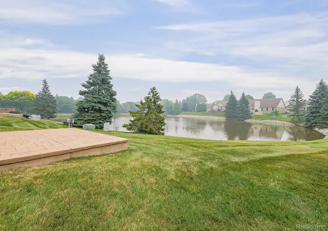 Listing Photo 2 - Condo for sale in building located at 43461 Pointe Dr, Clinton Township, MI 48038