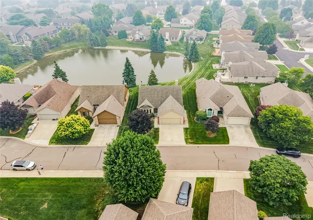 Listing Photo 3 - Condo for sale in building located at 43461 Pointe Dr, Clinton Township, MI 48038