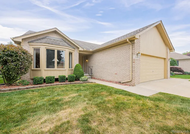 Listing Photo 4 - Condo for sale in building located at 43461 Pointe Dr, Clinton Township, MI 48038