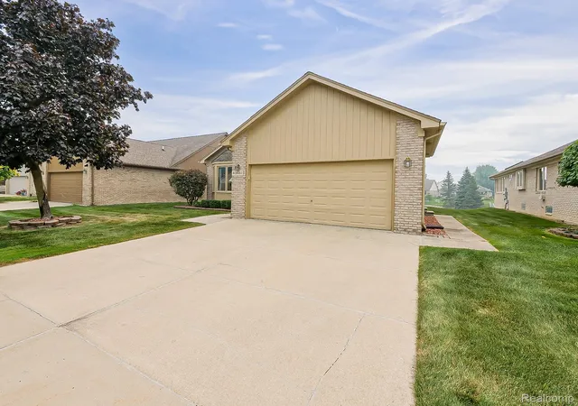 Listing Photo 5 - Condo for sale in building located at 43461 Pointe Dr, Clinton Township, MI 48038