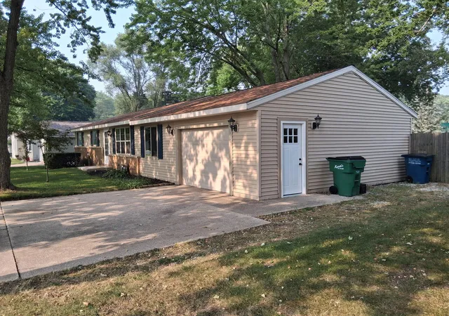 Photo 3 of Single family home for sale at 3616 S Sheridan Dr, Muskegon, MI 49444 | MLS# 71026036819 | Listing updated on 2026-09-17