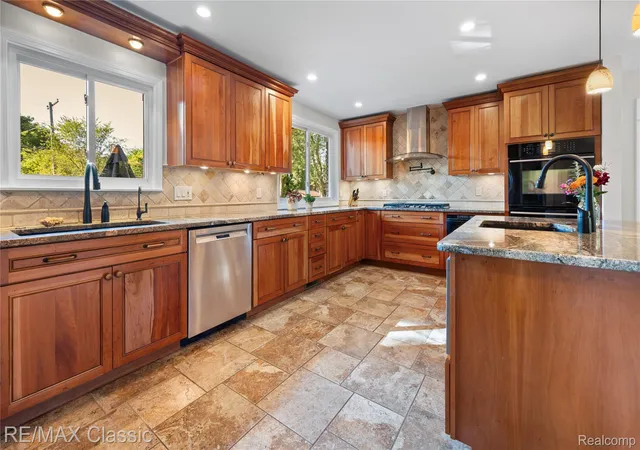 4th image of 36159 W Lyman Rd, Farmington Hills, MI 48331 | MLS# 20261055355