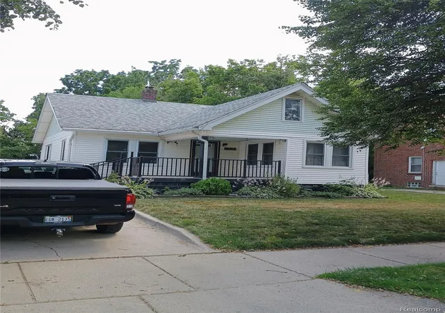 Photo 2 of Single family home for sale at 23 Spokane Dr, Pontiac, MI 48341 | MLS# 20261055362 | Listing updated on 2026-09-11